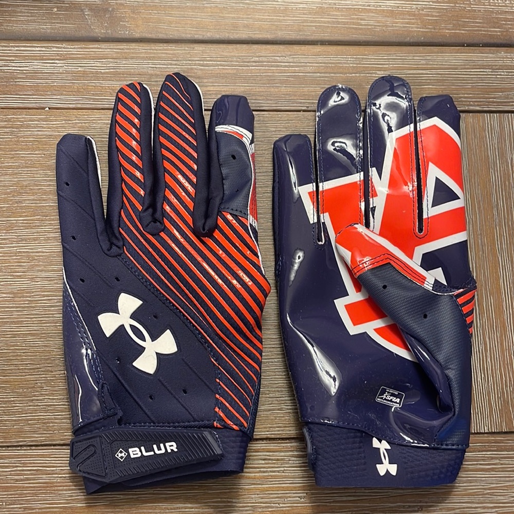 Under Armour Auburn football gloves
Size L